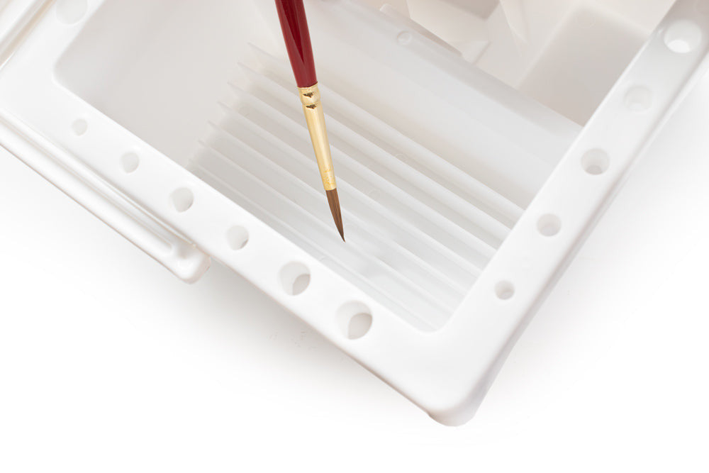 Műanyag edény ecsetek tisztítására és tárolására, fedővel